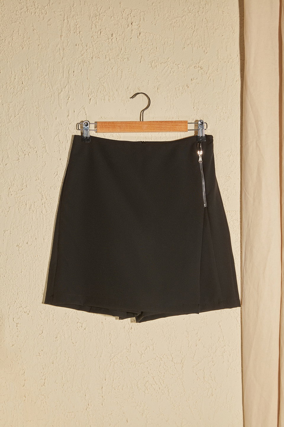 Zipper Detail Woven Shorts Skirt TWOSS20SR0139