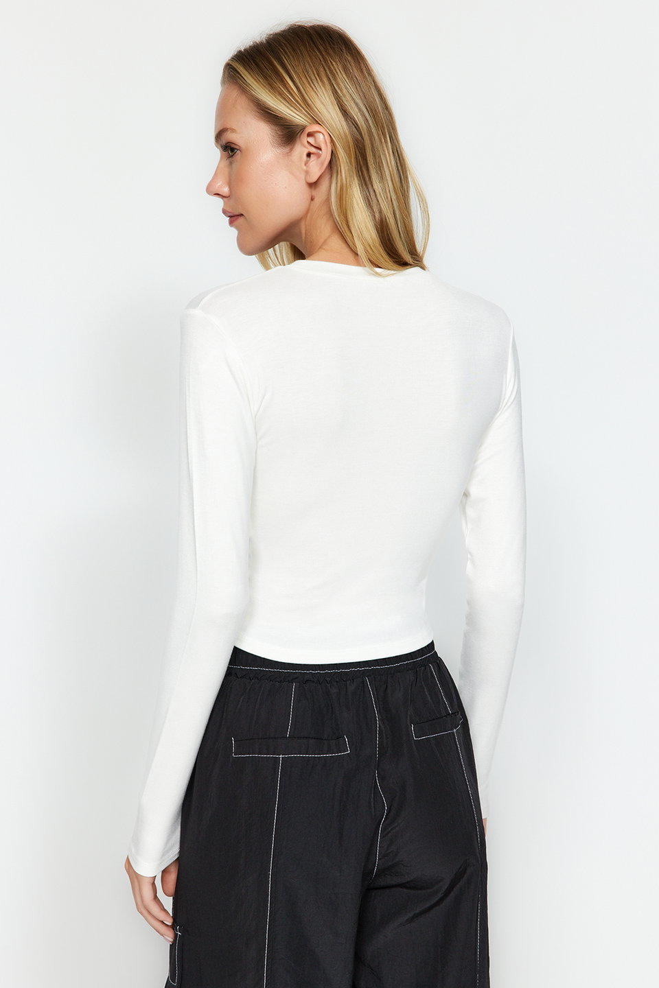 Premium Soft Fabric Viscose Crew Neck Crop Flexible Knitted Blouse TWOAW24BZ00116