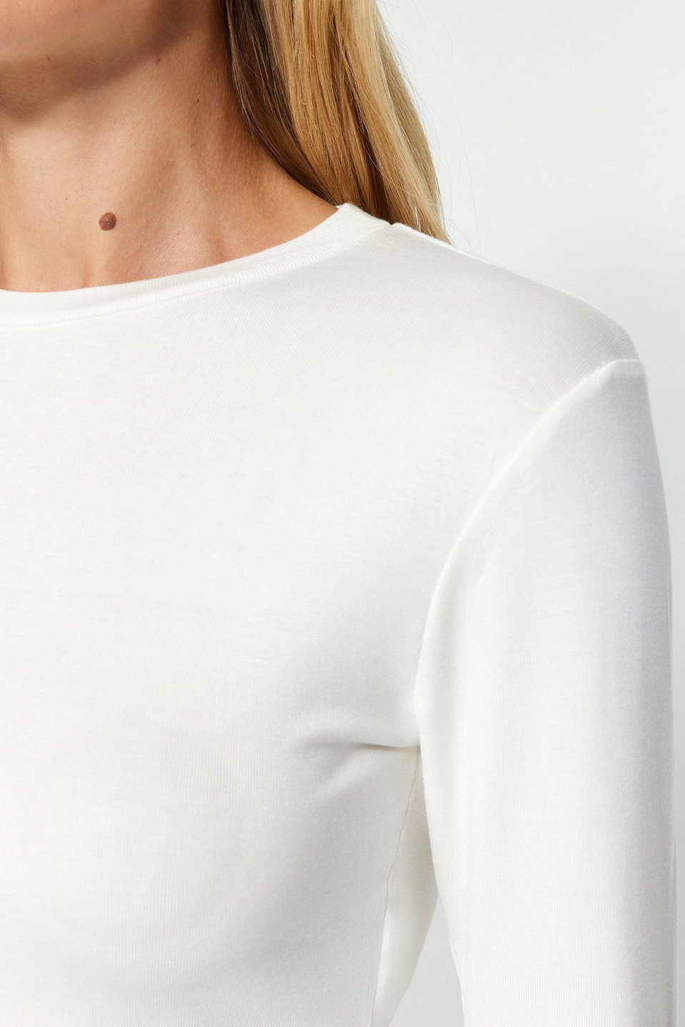 Premium Soft Fabric Viscose Crew Neck Crop Flexible Knitted Blouse TWOAW24BZ00116