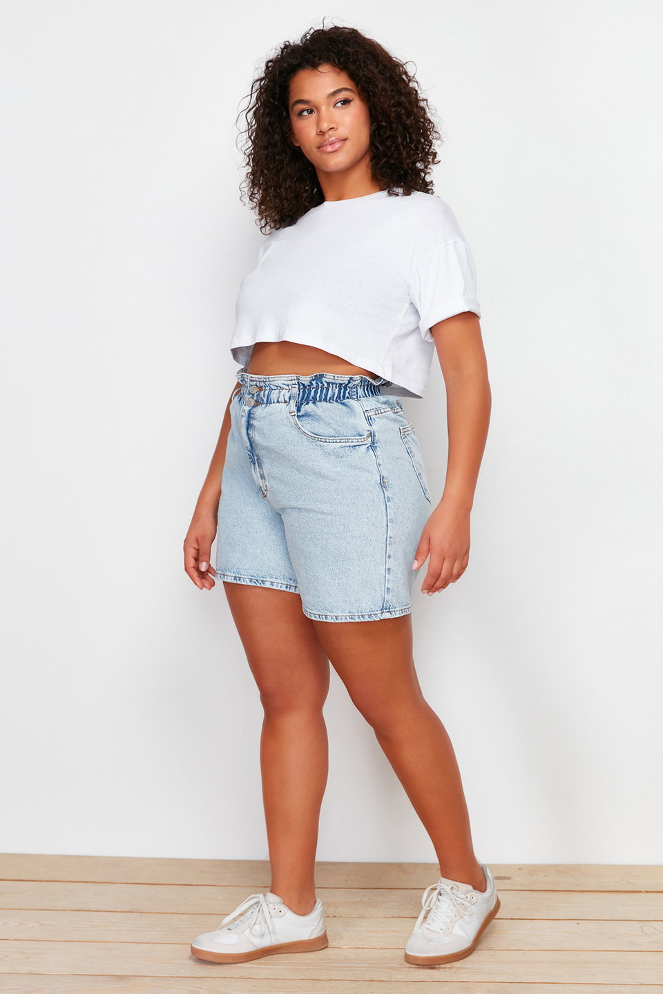 High Waist Denim Shorts with Elastic Waist and Buttons in the Front in a Wide Cut TBBSS22JE00015.