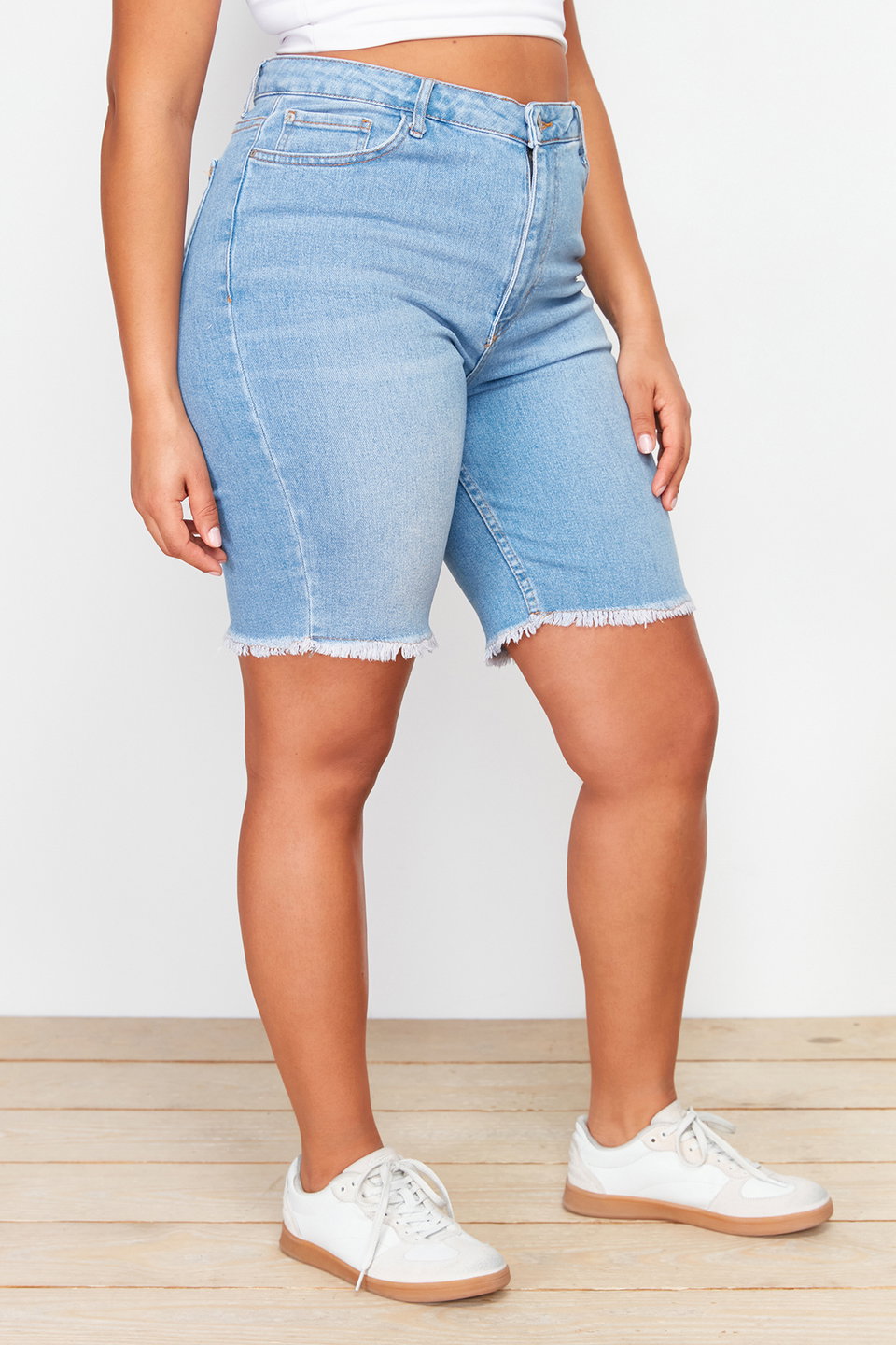 Leg Tassel Detailed Stretchy Skinny Denim Shorts TBBSS24AP00012