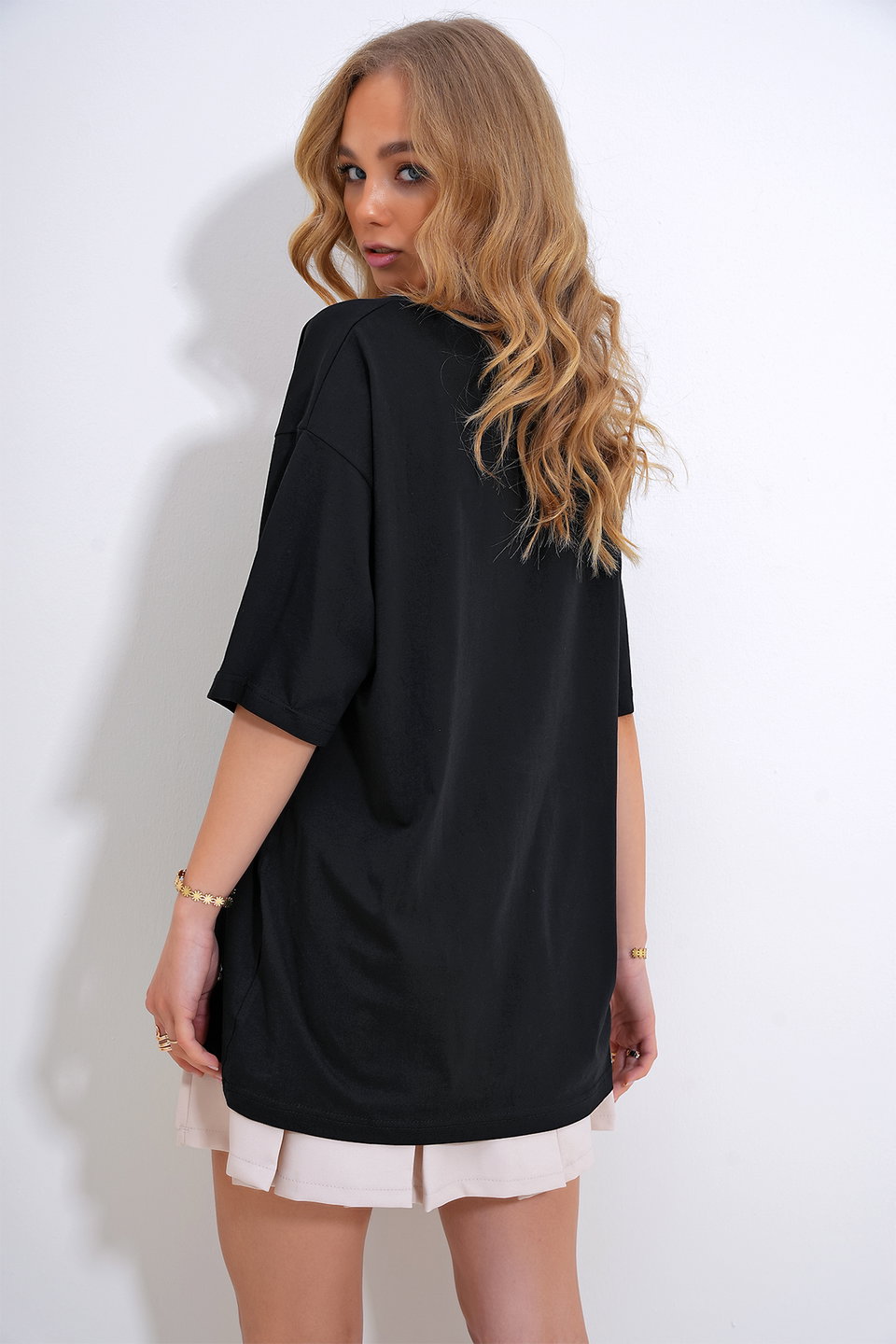 Women's Crew Neck Oversize Pearl and Embroidered T-Shirt ALC-X11964