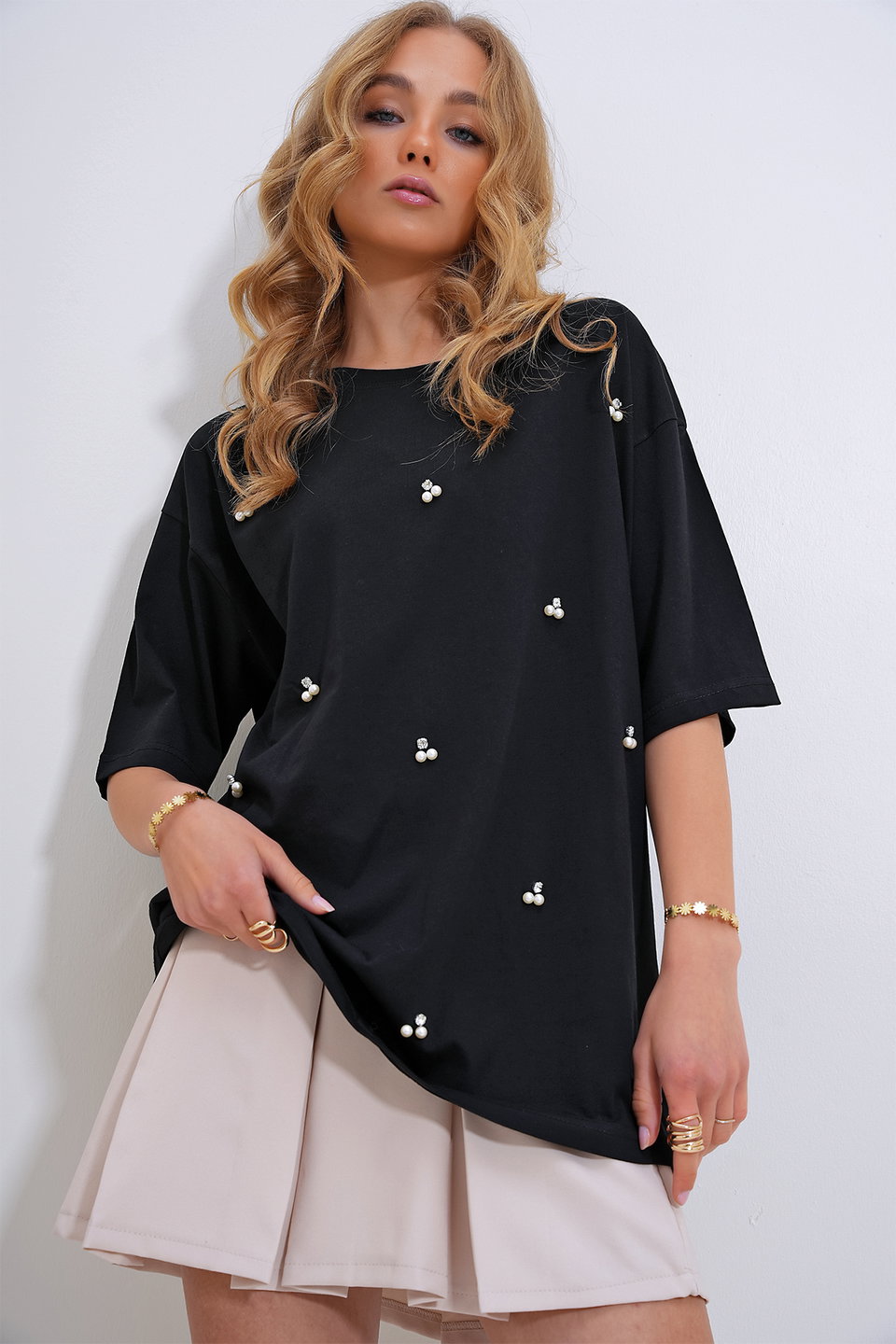 Women's Crew Neck Oversize Pearl and Embroidered T-Shirt ALC-X11964