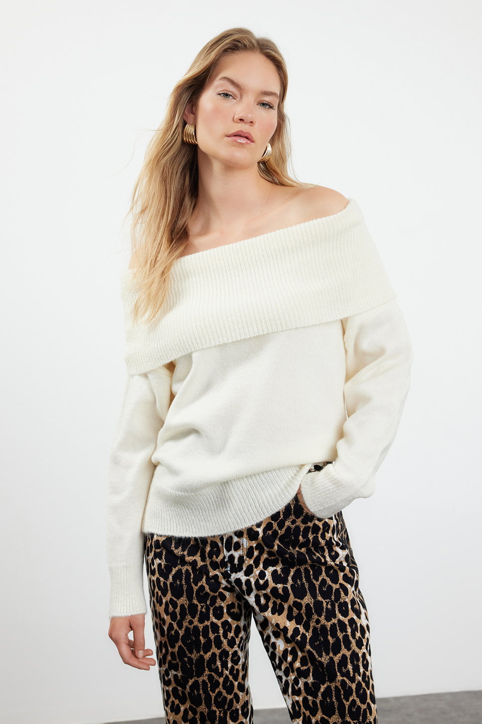 Soft Textured Carmen Collar Knitwear Sweater TWOAW20KZ1519
