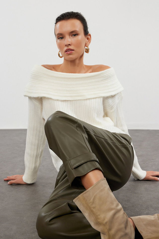 ecru - Plum Soft Textured Carmen Collar Knitwear Sweater TWOAW25KZ00076