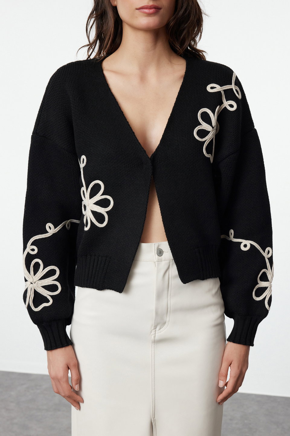 Embroidery Detailed V-Neck Knitwear Cardigan TWOAW25HI00291