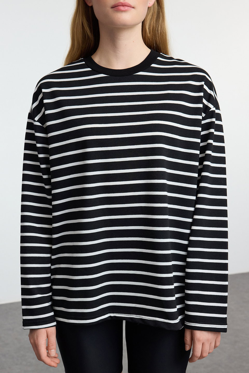 Striped Oversize/Wide Cut Crew Neck Thin Knitted Sweatshirt TWOAW23SW00326