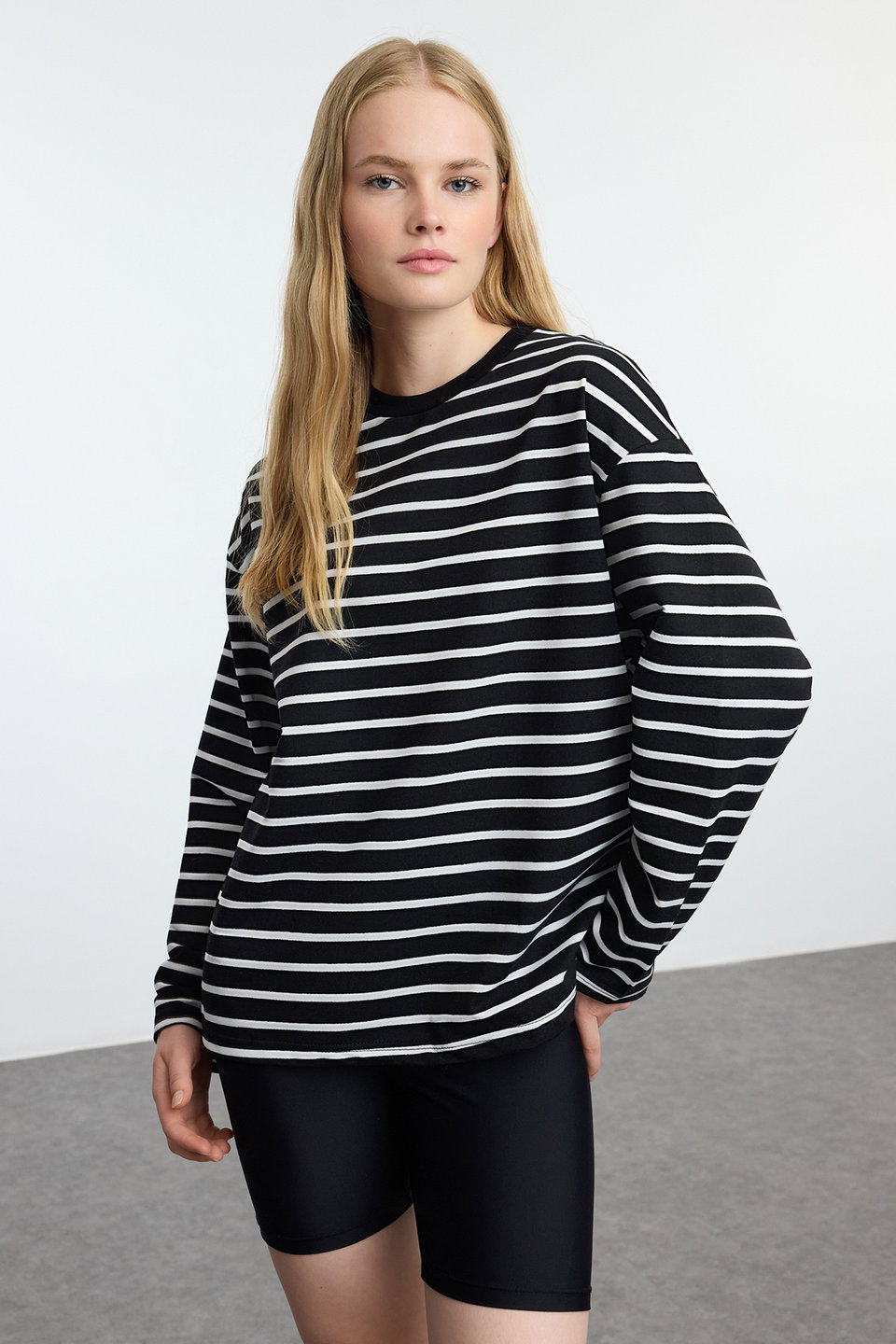 Striped Oversize/Wide Cut Crew Neck Thin Knitted Sweatshirt TWOAW23SW00326