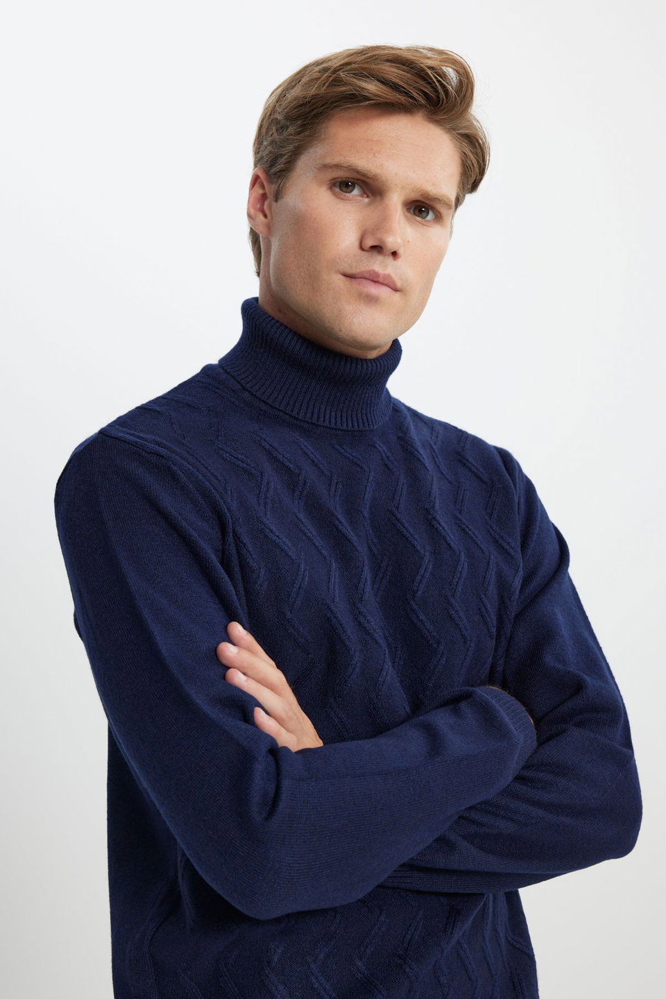 Men's Standard Fit Regular Cut Full Turtleneck Ruffled Soft Textured Knitwear Sweater