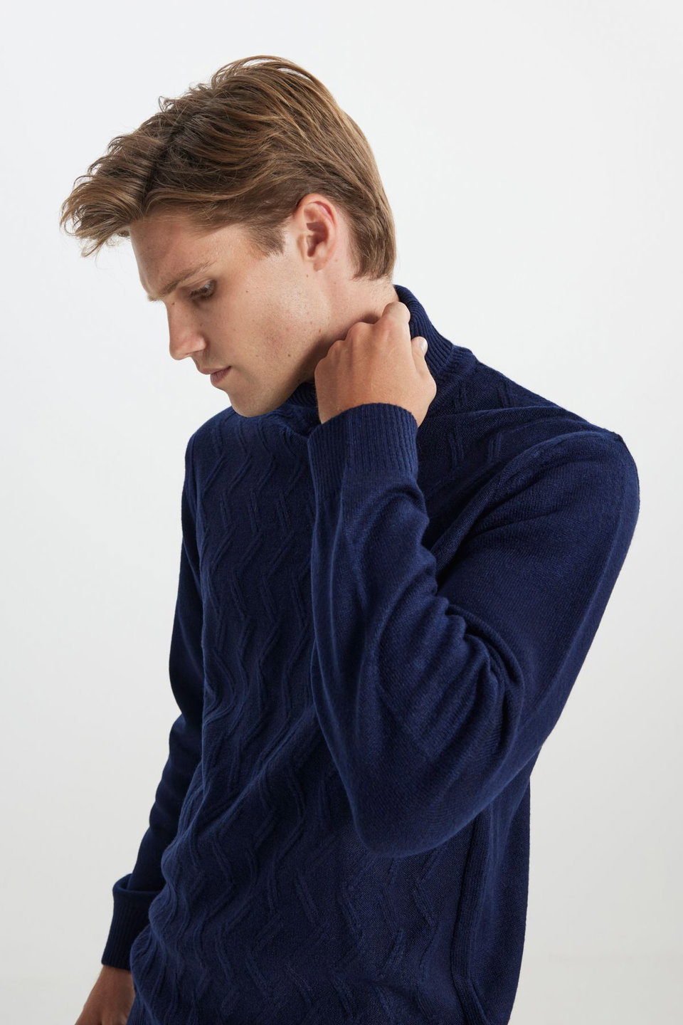 Men's Standard Fit Regular Cut Full Turtleneck Ruffled Soft Textured Knitwear Sweater