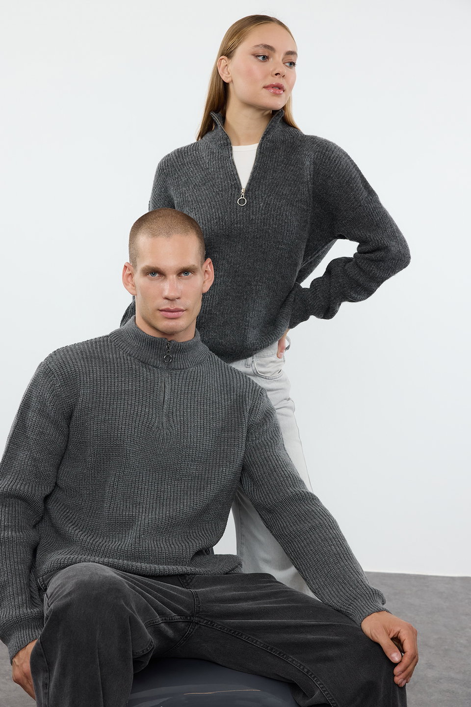Soft Textured Zippered Knitwear Sweater TWOAW20XS0009