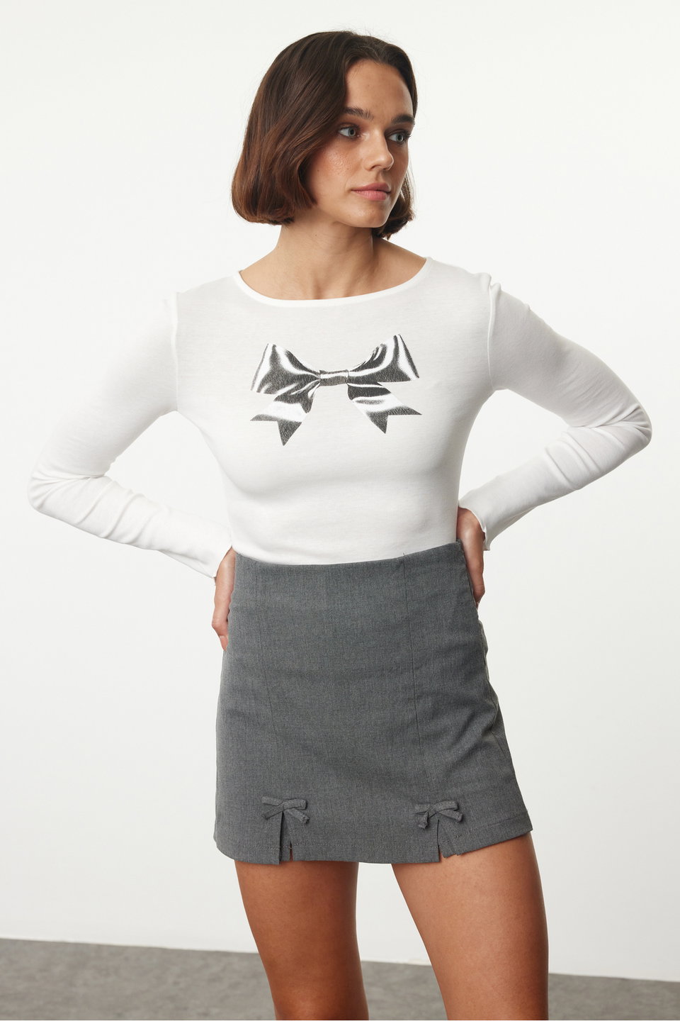 Bow Detailed Slit Mini Woven Shorts Skirt TWOAW25SR00021