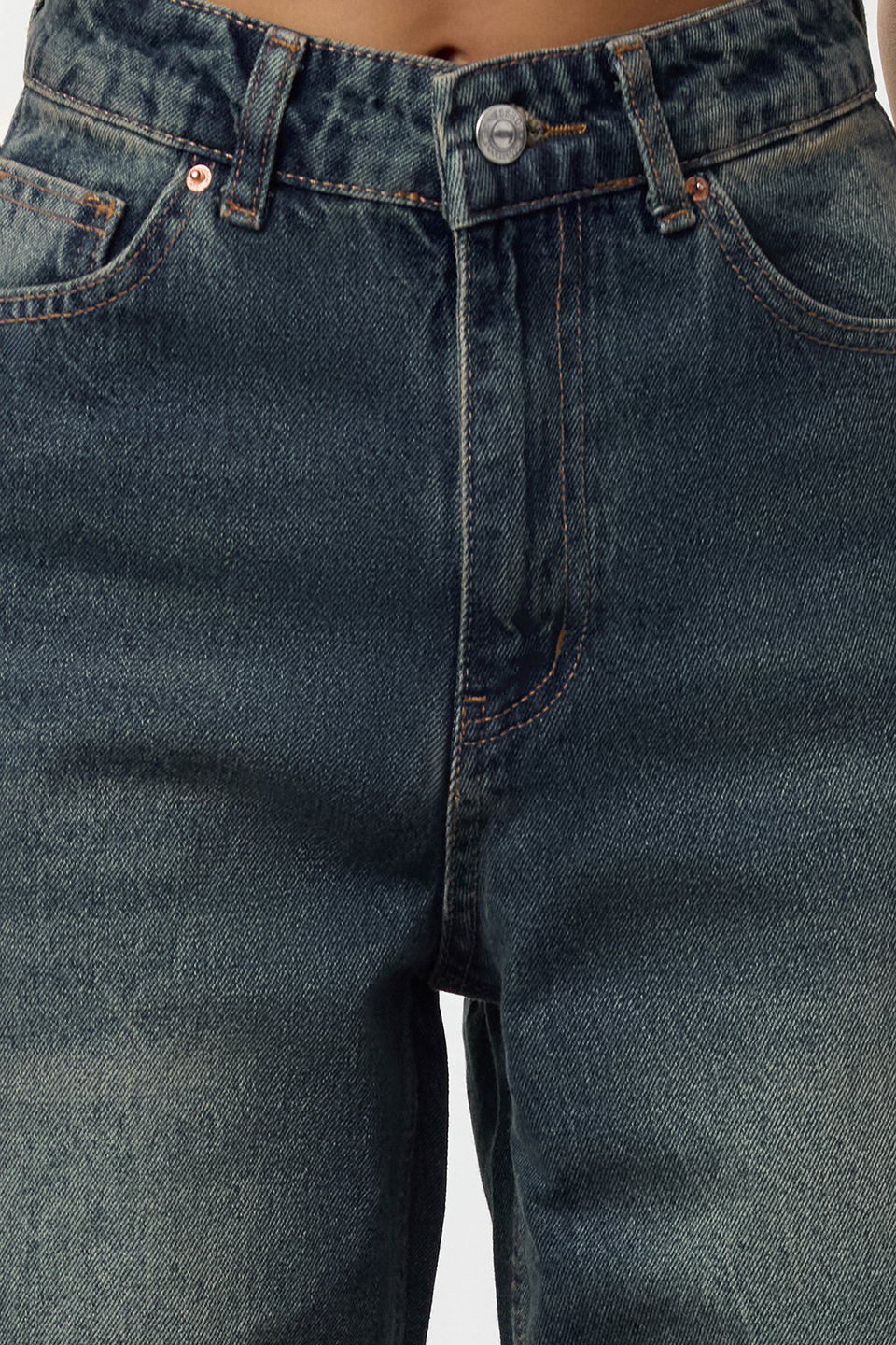 Cut-Out Faded Effect Vintage High Waist Straight Jeans TWOAW25JE00378