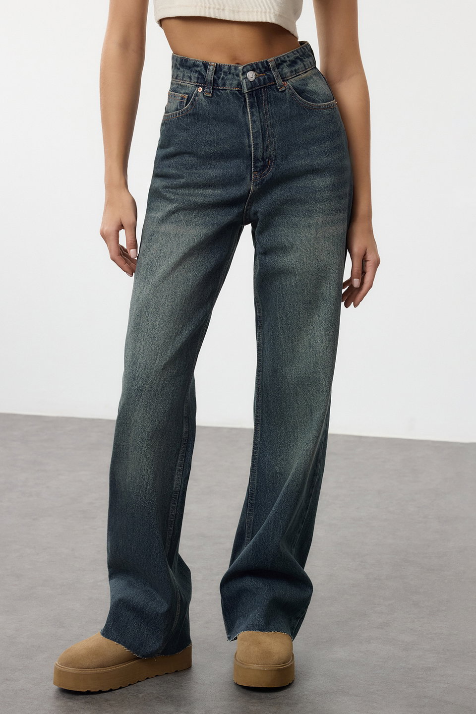 Cut-Out Faded Effect Vintage High Waist Straight Jeans TWOAW25JE00378