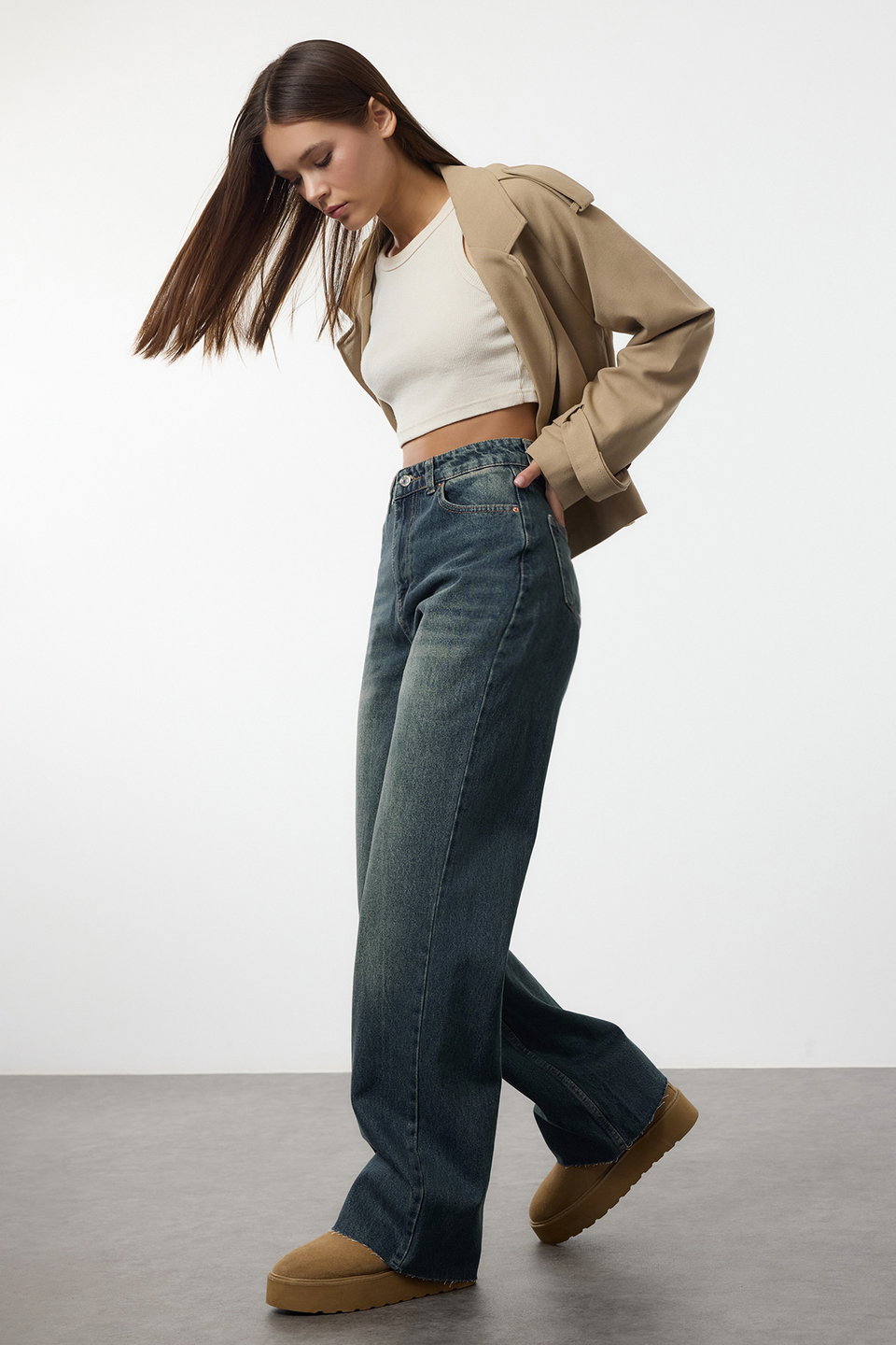 Cut-Out Faded Effect Vintage High Waist Straight Jeans TWOAW25JE00378