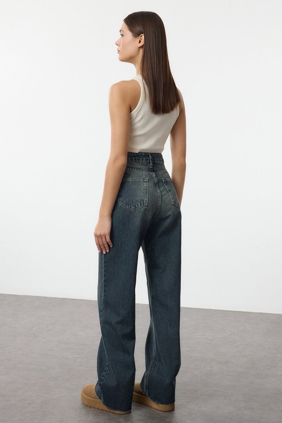 Cut-Out Faded Effect Vintage High Waist Straight Jeans TWOAW25JE00378