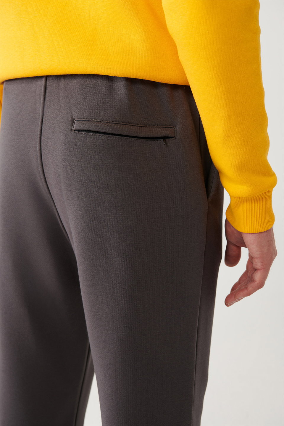 Men's Tied Waist Elastic Leg 3 Thread Raised Sweatpants E003402