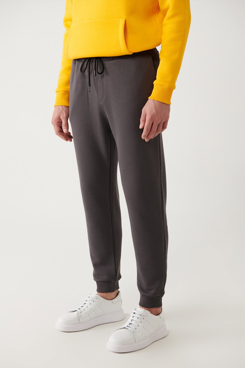 Men's Tied Waist Elastic Leg 3 Thread Raised Sweatpants E003402