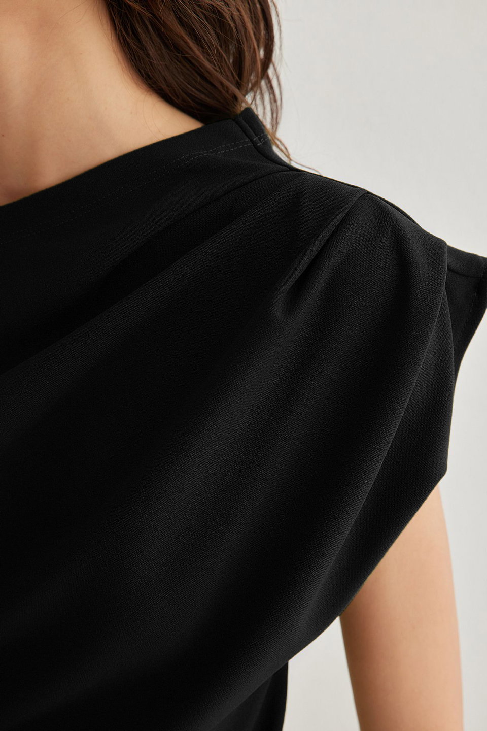 Saks Gather/Drape Detailed Draped Asymmetric Collar Knitted Blouse Twoss25Bz00024