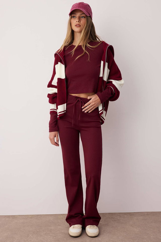 Bordeaux - Wardrobe Essentials – Burgundy Slim/Fits Body Knitted Top and Bottom Set | TWOAW26AU00008