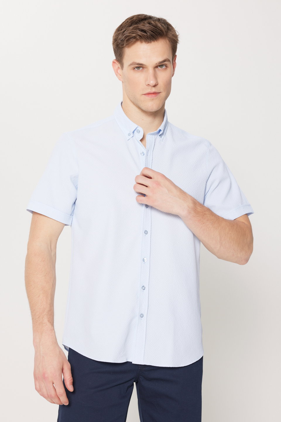 Men's Slim Fit Narrow Cut Button Collar Seersucker Patterned Shirt