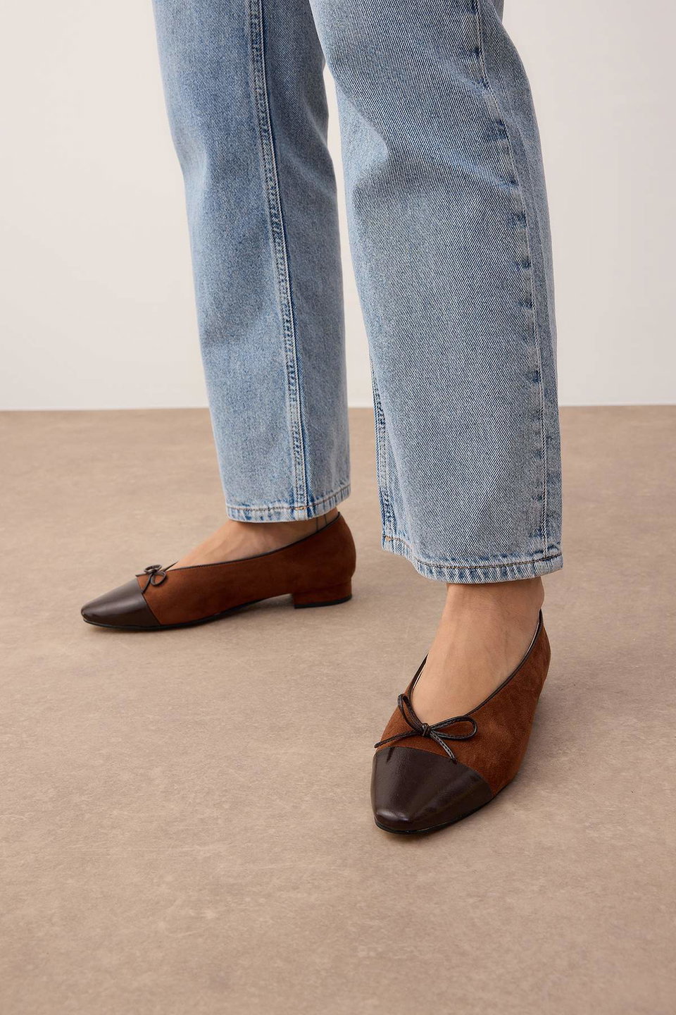 Bow Detailed Leather-Embellished Suede Almond Toe Ballerina TAKAW26BE00003