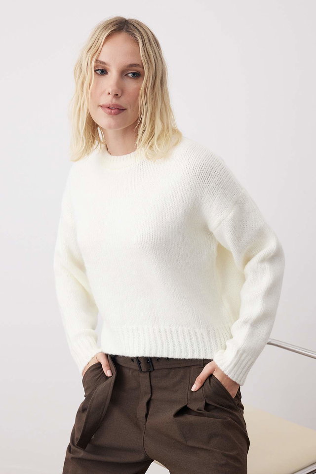 ecru - Ecru Wide Fit Soft Textured Basic Knitwear Sweater TWOAW23KZ00185