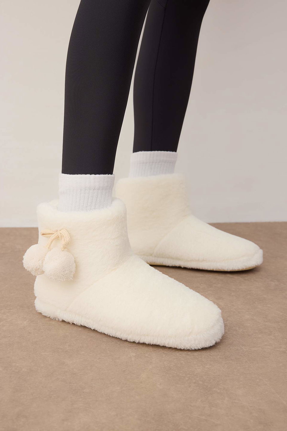 Pompom Detailed Plush Women's Slipper House Boots TAKAW26ER00007