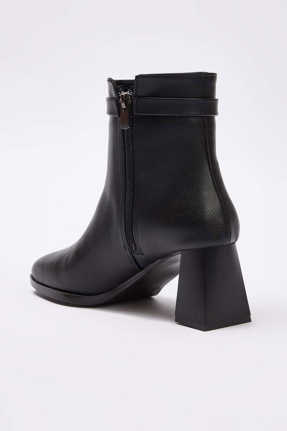 buckle detailed square toe block heel women's boot takaw26bo00052
