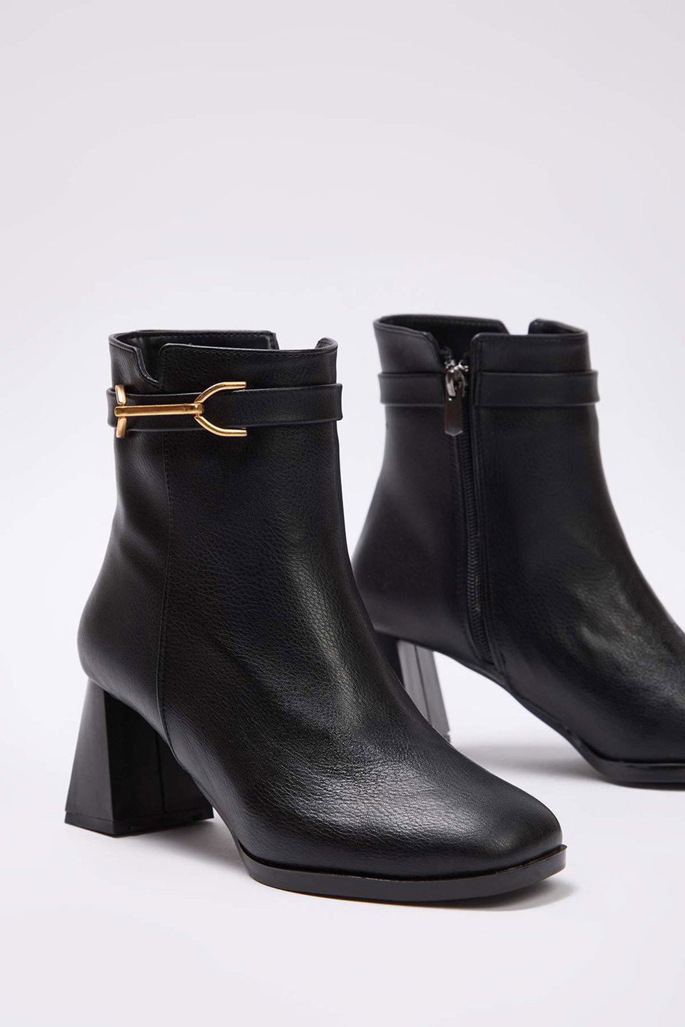 buckle detailed square toe block heel women's boot takaw26bo00052