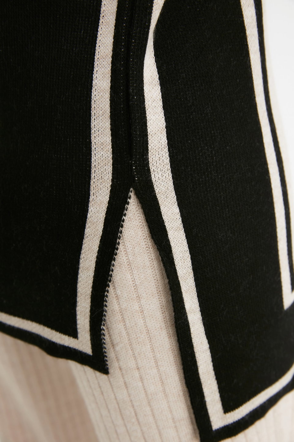 Striped High Neck Knitwear Sweater TCTAW22AK0163