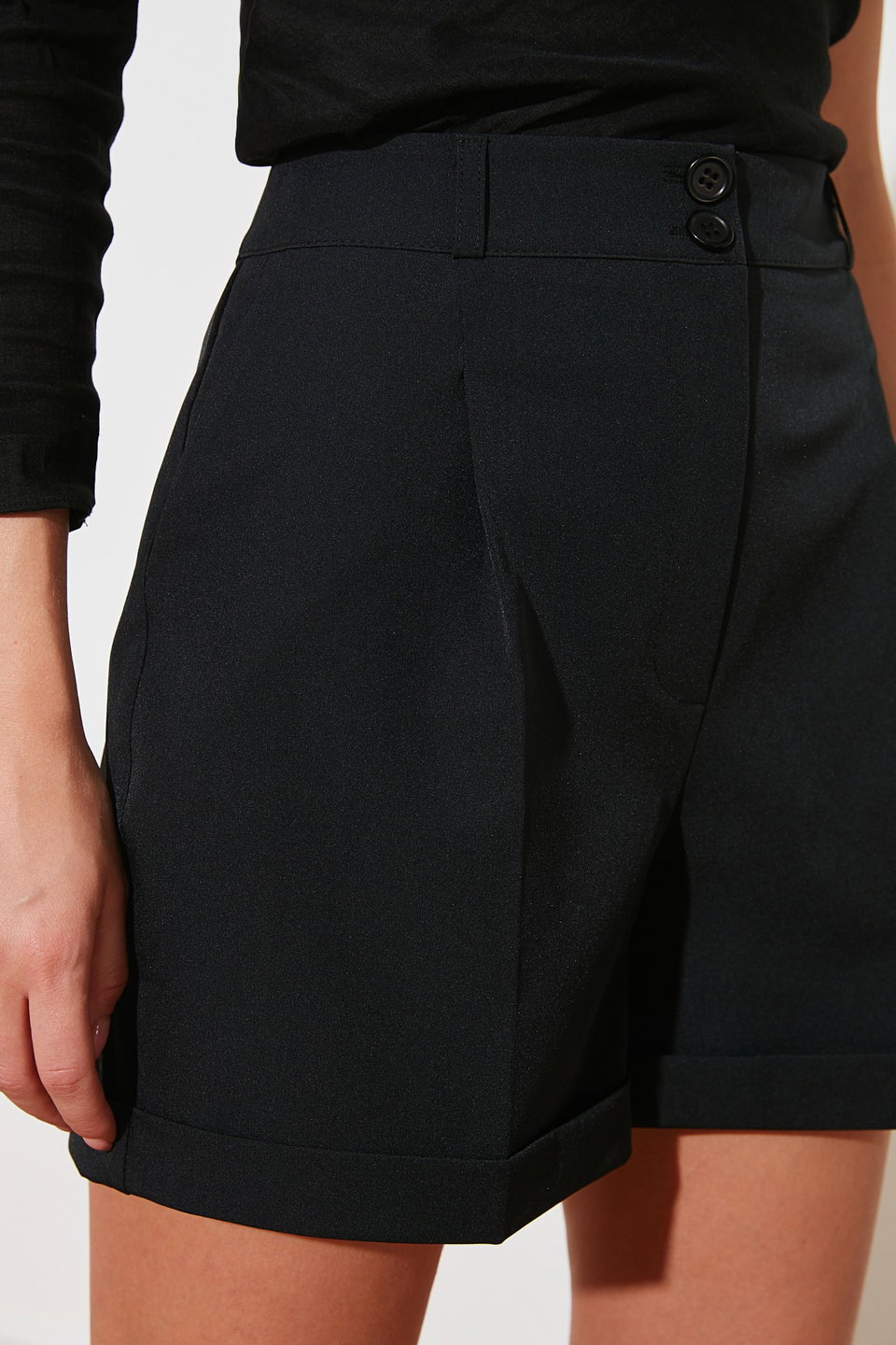 Pleated Regular Fit Woven Shorts TWOSS21SR0478
