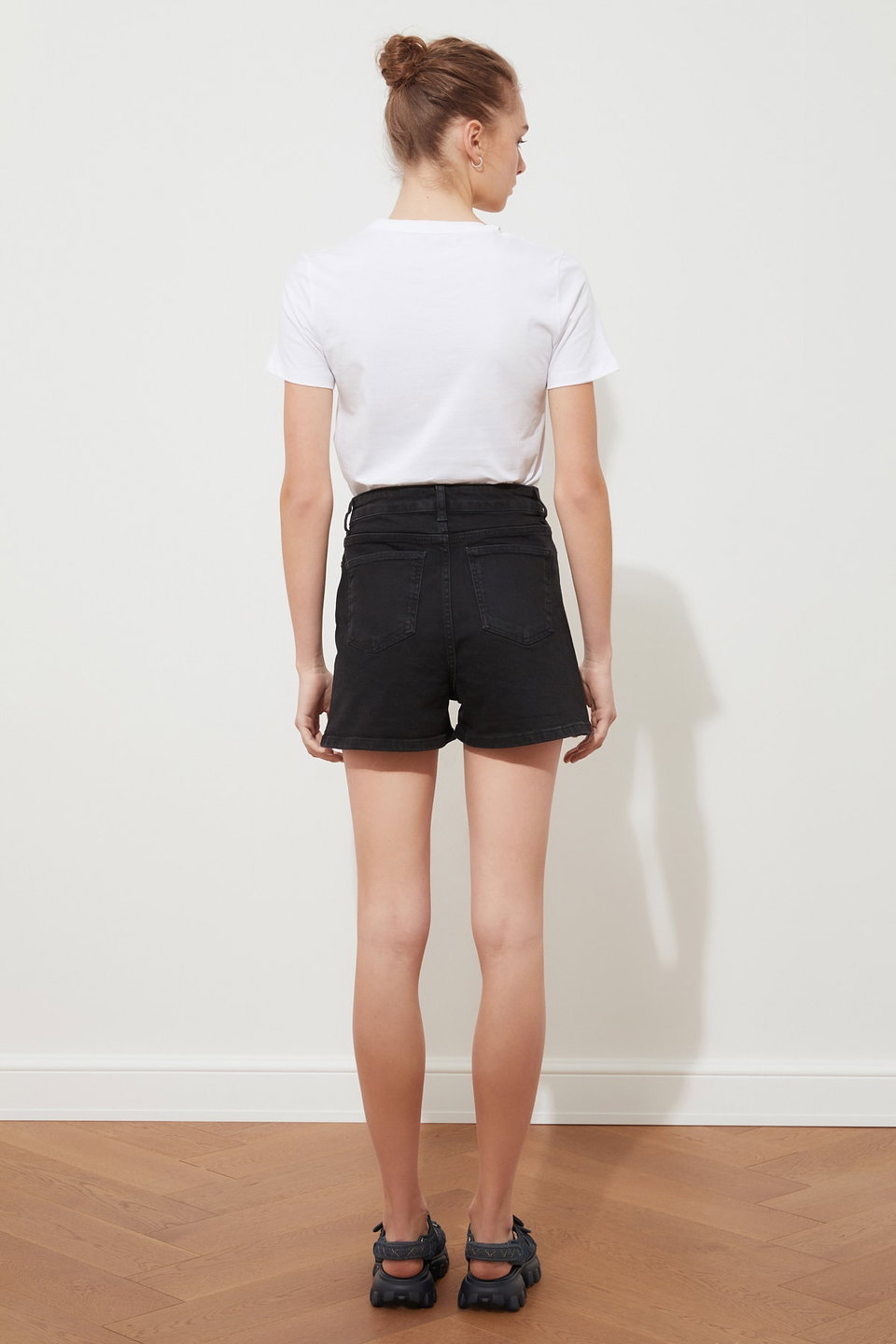 More Sustainable High Waist City Boy Denim Shorts TWOSS20SR0210