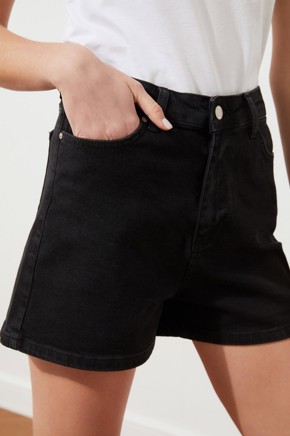 More Sustainable High Waist City Boy Denim Shorts TWOSS20SR0210